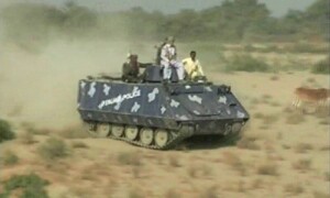 کیا گھوٹکی میں بھاری اسلحہ سے لیس ڈاکو بکتر بند پر گشت کر رہے ہیں؟