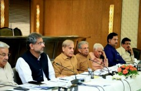 Punjab Assembly&rsquo;s fate in the balance as PTI, PML-N hold huddles