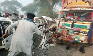 دنیاپور میں ٹریفک حادثہ، ایک شخص جاں بحق، 14 زخمی