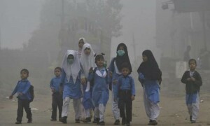 لاہور میں سموگ، عدالت نے نجی و سرکاری اسکولوں میں دو چھٹیوں کی ہدایت کردی