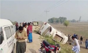 خیرپور: مہران ہائی وے پر کوچ الٹ گئی، 8 افراد زخمی