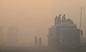 Authorities scramble as Lahore&rsquo;s smog reaches unprecedented levels