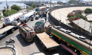 کراچی میں ہیوی ٹریفک پر پابندی، جرمانے کے بجائے گاڑیاں بند کرنے کا حکم