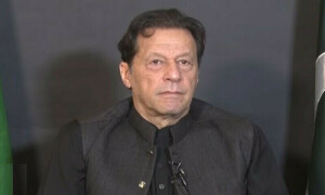 Imran Khan urges military, judiciary to think about country&rsquo;s sinking economy