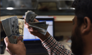ڈالر بے قابو، انٹربینک اوپن مارکیٹ ریٹ میں فرق مفتاح دور جتنا ہوگیا