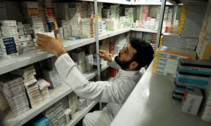 ڈالر کے بحران کے سبب زندگی بچانے والی ادویات مارکیٹ سے ختم ہونے لگیں