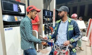 کیا پٹرول قیمت میں کمی کیلئے آئی ایم ایف معاہدے کی خلاف ورزی کی گئی؟