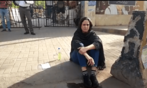 لیاری نرسنگ کالج سے تبادلہ، سابق پرنسپل نے پریس کلب کے سامنے خود پر پیٹرول چھڑک لیا