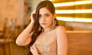 نازیبا لباس پہننے پر اداکارہ عرفی جاوید گرفتار