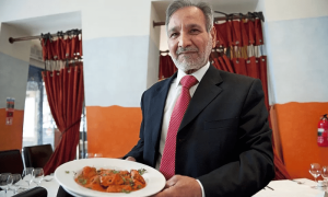 گوروں کو چکن تکے کا چسکا لگانے والے پاکستانی نژاد شیف چل بسے