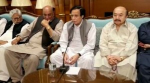 رات گئے پرویز الٰہی کی رہائشگاہ پر اجلاس، گورنر کا نوٹیفکیشن عدالت میں چیلنج کرنے کا فیصلہ