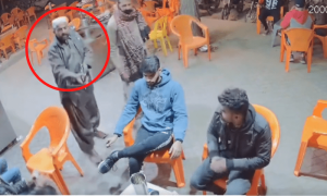 کراچی میں گلشن اقبال تھانے کے سامنے شہری ڈاکوؤں کے ہاتھوں لُٹ گئے