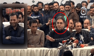 ایم کیو ایم کی سنجیدہ پریس کانفرنس میں مسکراہٹیں بکھیرنے والی دلچسپ صورتِ حال