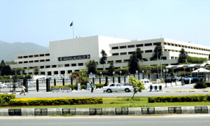سپریم کورٹ کا نیب ترامیمی بل پر پی ٹی آئی کو پارلیمنٹ جانے کا مشورہ