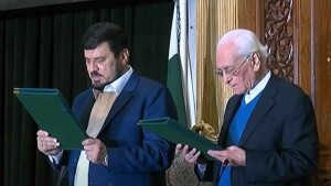 اعظم خان نے نگراں وزیراعلیٰ خیبرپختونخوا کا حلف اٹھا لیا