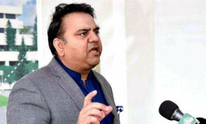 الیکشن کمیشن حکام کو دھمکیاں دینے پر فواد چوہدری لاہور سے گرفتار