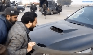 فواد کی اسلام آباد منتقلی، پی ٹی آئی کارکن پولیس کے پیچھے پڑگئے