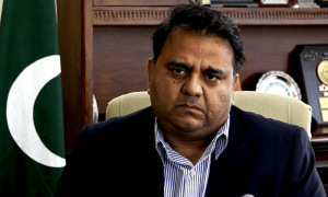 فواد چوہدری کو توہین الیکشن کمیشن کا ایک اور نوٹس بھیجنے کا فیصلہ