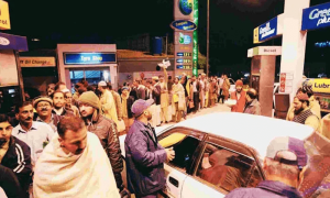 پنجاب کے مختلف شہروں میں پیٹرول کی قلت، پمپس پر شہریوں کا رش لگ گیا