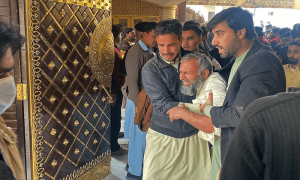 پشاور دھماکہ: &rsquo;اقامت ہو رہی تھے کہ اچانک۔۔۔۔&lsquo; عینی شاہد نے کیا دیکھا؟