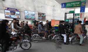 پیٹرولیم مصنوعات کی قیمتوں میں مزید 30 روپے اضافے کا امکان