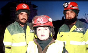 ترکیہ زلزلہ: پاکستانی خاتون اہلکار نے خطرناک آپریشن کے بعد 50 سالہ خاتون کو زندہ نکال لیا