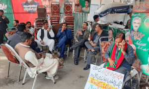 عمران خان کی گرفتاری کا خدشہ، زمان پارک میں کارکنوں نے ڈنڈے اٹھا لیے