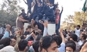 پولیس وین پر ڈنڈے برسانے والے پی ٹی آئی رہنما کا 14 روزہ جسمانی ریمانڈ منظور