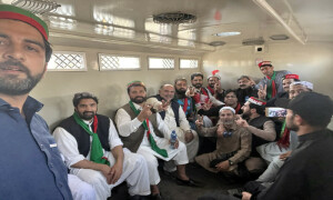 جیل بھرو تحریک: پشاور جیل کے دروازے بند، کارکنان تصاویر بنوا کر واپس روانہ