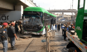 کراچی، گرین لائن ٹریک پر حادثے کی سی سی ٹی وی فوٹیج سامنے آگئی