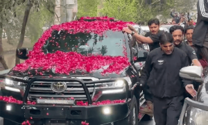 عمران خان پیشی کیلئے جوڈیشل کمپلیکس پہنچ گئے، کارکنوں نے سیکیورٹی حصار توڑ دیا
