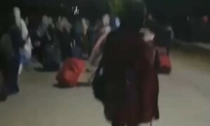 پولیس کا آپریشن: قائداعظم یونیورسٹی کی طالبات آدھی رات کو باہرنکال دی گئیں