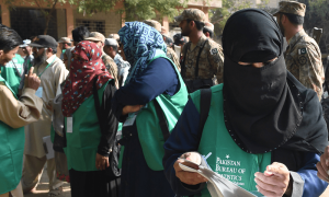 کراچی میں خانہ شماری: ملزمان عملے سے موبائل فون چھین کر فرار