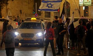 Netanyahu&rsquo;s wife stuck in hair salon for hours due to anti-govt protests