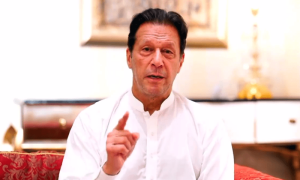 وارنٹ لیکر زمان پارک پہنچنے والی پولیس کا عمران خان کی گرفتاری سے گریز