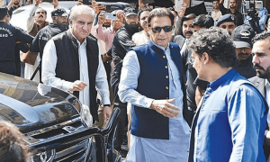 توشہ خانہ کیس: عمران خان کی حاضری سے استثنیٰ کی درخواست مسترد، وارنٹ گرفتاری برقرار