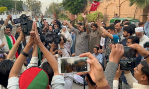 عمران خان کی ممکنہ گرفتاری کیخلاف پی ٹی آئی کا ملک گیر احتجاج، کئی سڑکیں بند