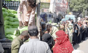 مفت آٹے کی تقسیم کے دوران بھگدڑ مچنے سے 4 خواتین بے ہوش