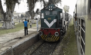 کراچی سے راولپنڈی جانے والی ہزارہ ایکسپریس بڑے حادثے سے بچ گئی