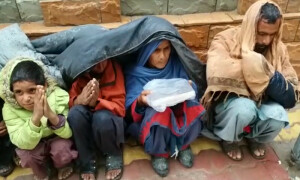 قرآن پاک تھامے خاتون خاندان سمیت دو دن سے بارش میں انصاف کی منتظر