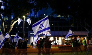 Israeli protests over judicial overhaul continue despite Netanyahu&rsquo;s pause