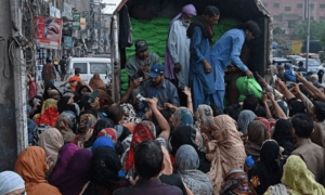 فیصل آباد، روزے کی حالت میں آٹے کی لائن میں لگا شخص چل بسا