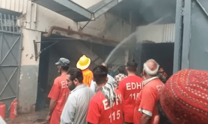 نیو کراچی میں آتشزدگی سے متاثرہ 2 فیکٹریاں گرگئیں، 4 فائر فائٹرز جاں بحق