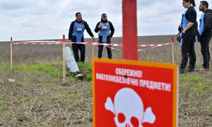 Ukraine farmer risks life clearing shells from fields