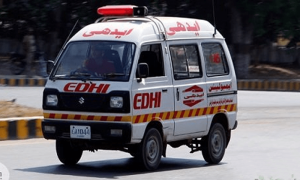کراچی میں شارع فیصل پر 2 گاڑیاں ٹکراگئیں، ایک خاتون جاں بحق