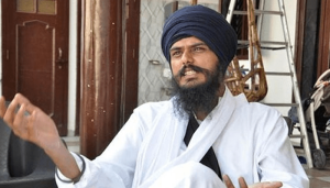 بھارت میں رہنما خالصتان تحریک امرت پال سنگھ نے گرفتاری دے دی