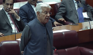 وزیر دفاع کی سپریم کورٹ پر شدید تنقید، عدالتی فیصلوں کے &rdquo;ٹرائل&ldquo; کا مطالبہ