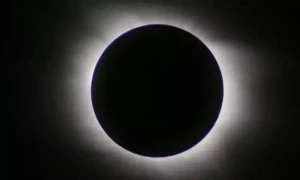 سال 2023ء کا پہلا چاند گرہن آج ہوگا
