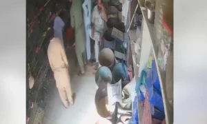 کراچی: پرندہ مارکیٹ میں 4 مسلح ڈکیت دکان میں بیٹھے شہریوں کو لوٹ کر فرار