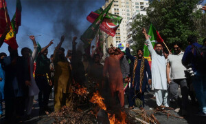 کراچی، لاہور میں 5 پولیس وینز نذر آتش، کئی مقامات پر توڑ پھوڑ، پنجاب اور بلوچستان میں نقص امن کی دفعہ نافذ